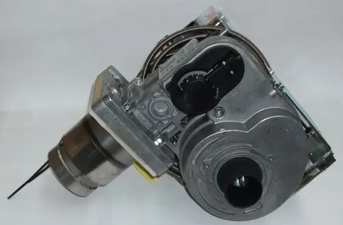 Daikin Öl-Brenner in kompakter Bauform, metallische Oberfläche, mit Bedienelement und Anschlussmöglichkeiten, geeignet für Heizsysteme.